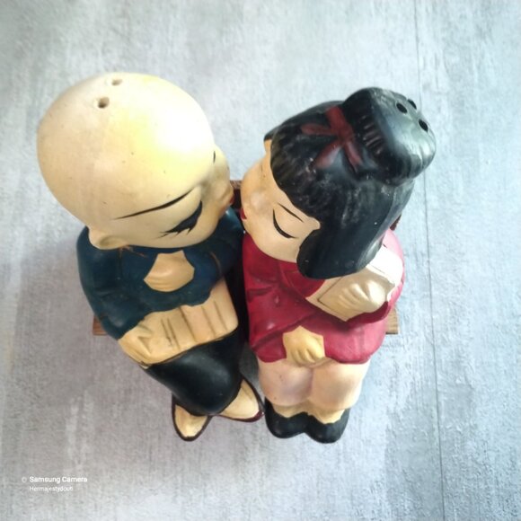 Vintage 1950 Asian Boy & Girl Kissing on Park Bench Salt & Pepper Set - Picture 5 of 6